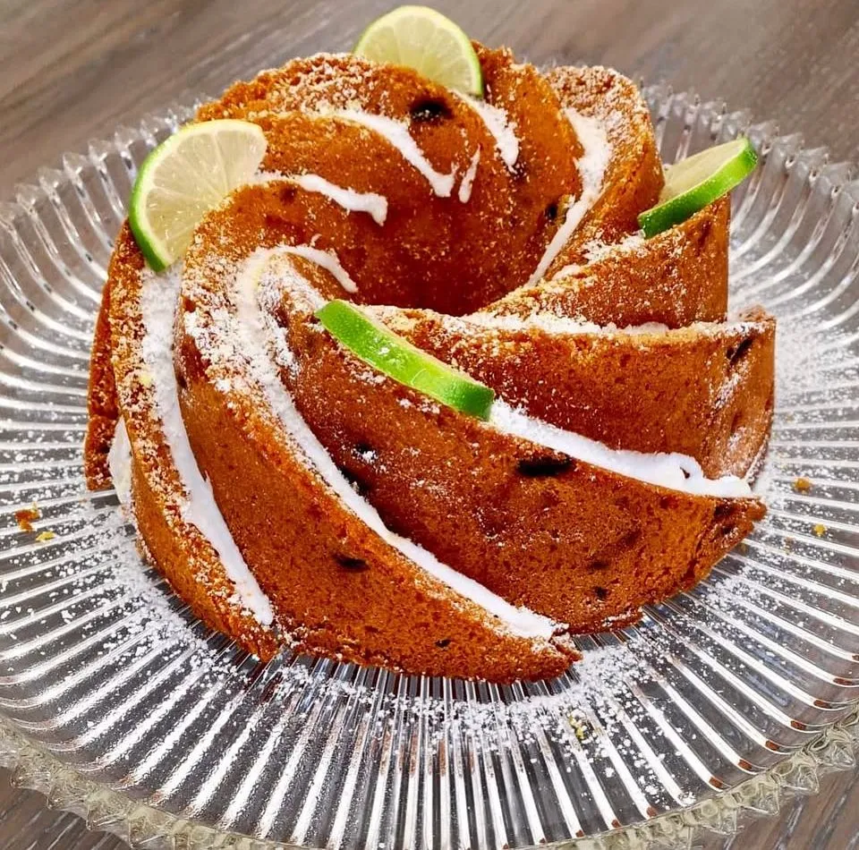 Bundt Cake “cocco e frutti esotici” con fette di lime