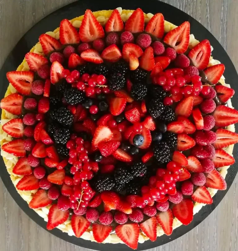 Crostata di frutta “My First Love” con fragole e frutti di bosco