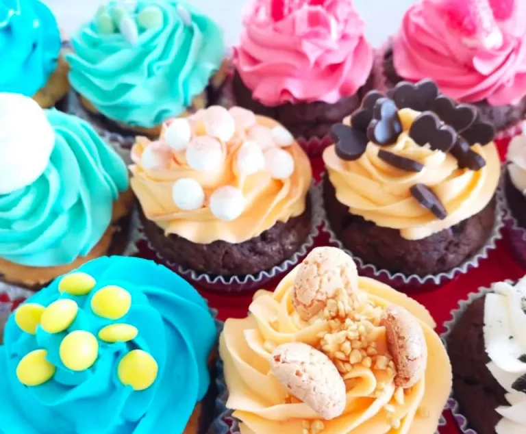 cupcakes colorati di gusti assortiti