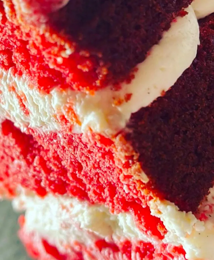dettaglio della torta Red Velvet Cake con panna e fragole