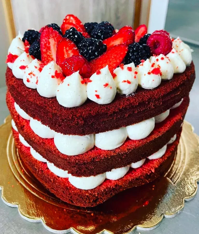 Red Velvet Cake a forma di cuore con fragole e panna