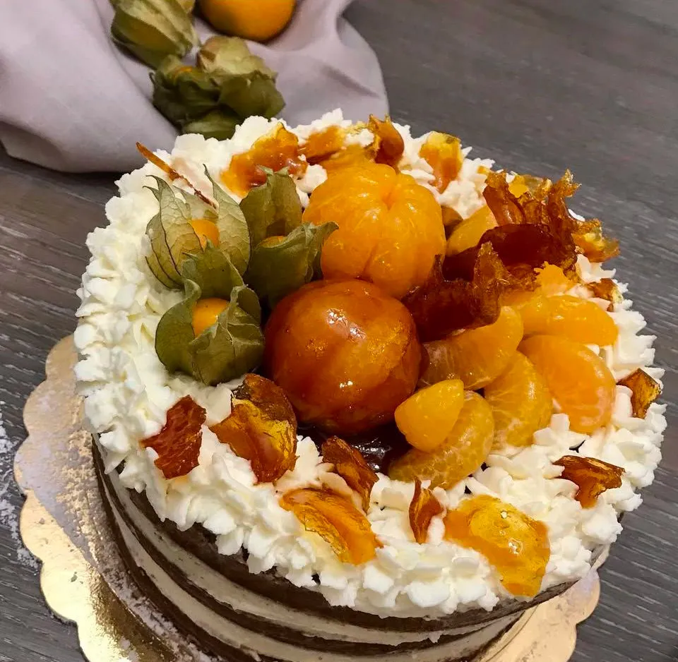 Sponge cake al cioccolato e frutti di stagione mandarini e