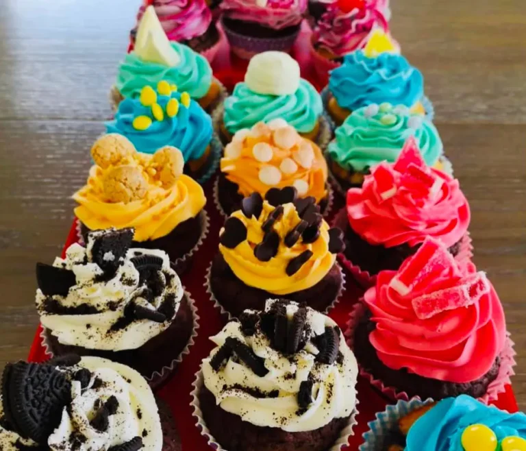 tre di cupcakes colorati di gusti assortiti