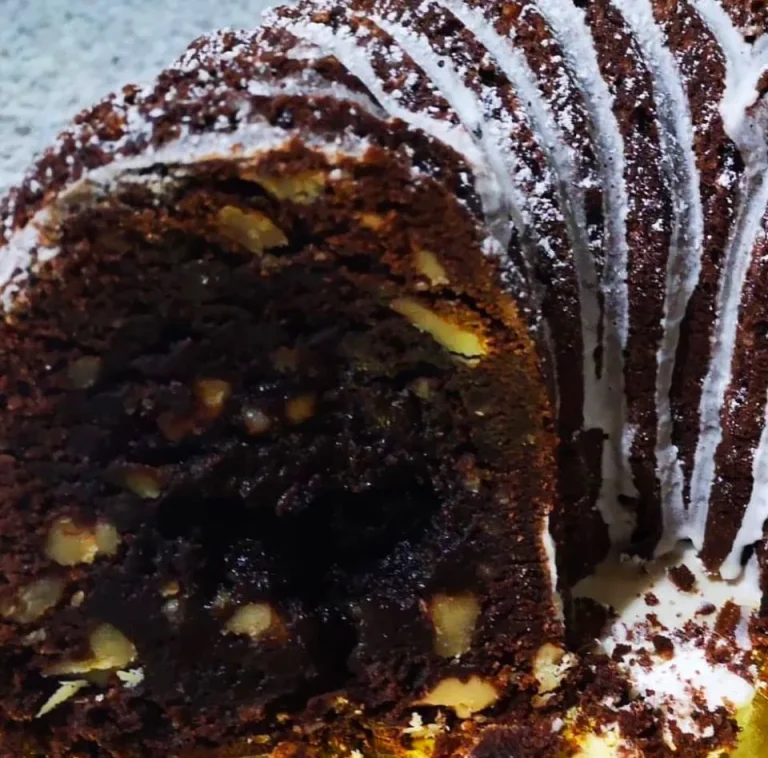 dettaglio dell'interno della torta Tunnel of Fudge Cake ciambella cioccolato e noci