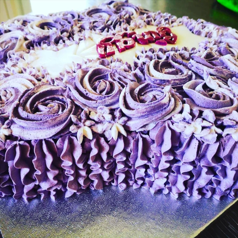 torta di compleanno decorata