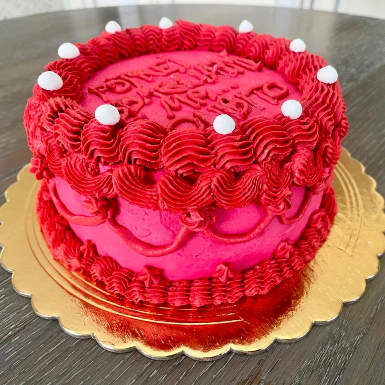 torta di compleanno decorata
