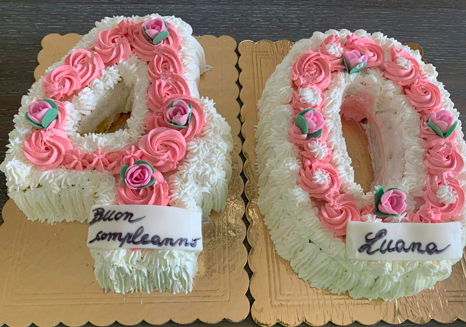 torta di compleanno decorata con forma di numero quaranta