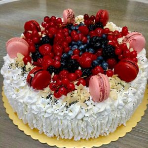 torta con panna frutti di bosco e macaron